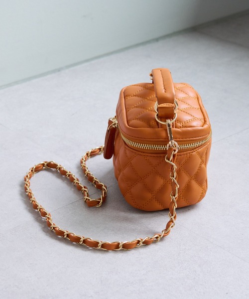 DISCOAT（ディスコート）の「【WEB限定】キルティングミニバニティバッグ（ショルダーバッグ・レディース・ブラック/オレンジ/グレイッシュベージュ・FREE）」の5枚目の写真