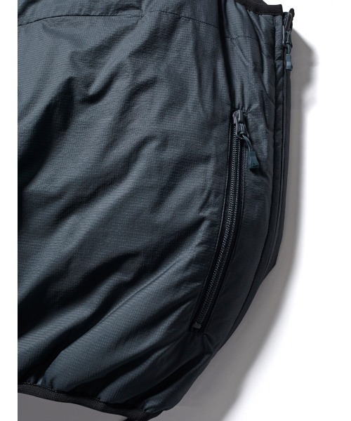 DAIWA PIER39(ダイワピア39)の「DAIWA PIER39 TECH REVERSIBLE PULLOVER PUFF VEST BJ-21022W(ベスト・メンズ・ネイビー/ブルー/パープル/チャコールグレー/ベージュ・LARGE/SMALL/MEDIUM/X-LARGE)」の6枚目の写真