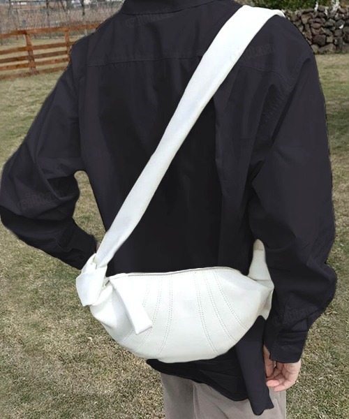 Dalfwin(ダールフィン)の「2022 AW 秋冬 レディース バッグ クロワッサンショルダーバッグ レディース(ショルダーバッグ・レディース・ブラック/アイボリー・FREE)」の4枚目の写真