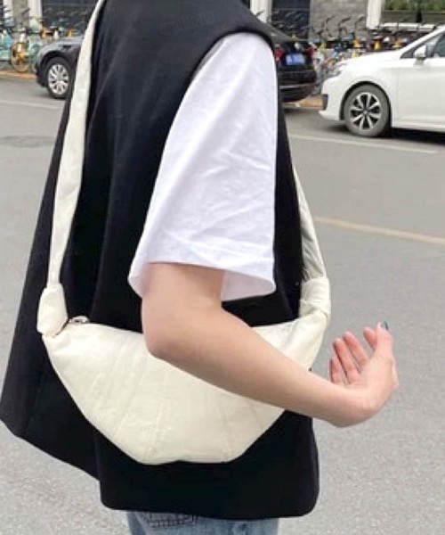 Dalfwin(ダールフィン)の「2022 AW 秋冬 レディース バッグ クロワッサンショルダーバッグ レディース(ショルダーバッグ・レディース・ブラック/アイボリー・FREE)」の5枚目の写真