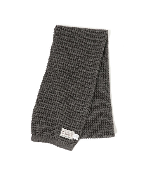 INVERALLAN（インバーアラン）の「INVERALLAN / Pineapple Stitch Scarf（マフラー・メンズ・チャコールグレー/オフホワイト/サックスブルー・ONE SIZE）」の3枚目の写真