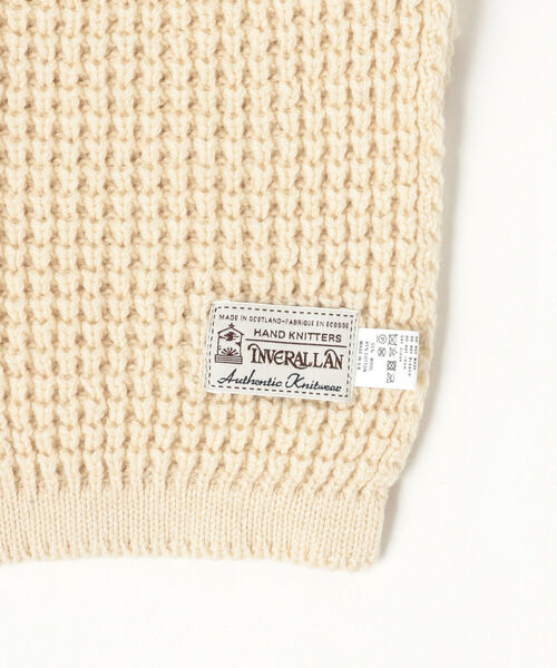 INVERALLAN（インバーアラン）の「INVERALLAN / Pineapple Stitch Scarf（マフラー・メンズ・チャコールグレー/オフホワイト/サックスブルー・ONE SIZE）」の4枚目の写真