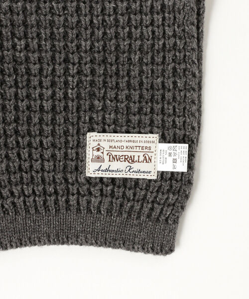 INVERALLAN（インバーアラン）の「INVERALLAN / Pineapple Stitch Scarf（マフラー・メンズ・チャコールグレー/オフホワイト/サックスブルー・ONE SIZE）」の8枚目の写真