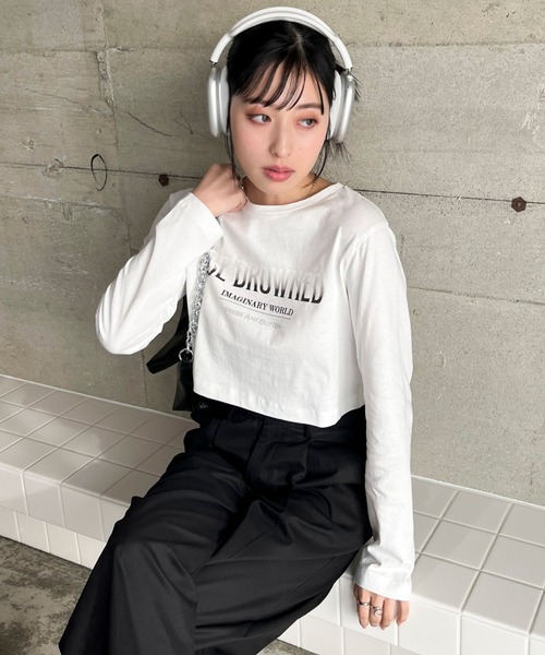 EPIMI E'PIMMY（エピミエピミー）の「ロゴプリントクロップドプルオーバー（Tシャツ/カットソー・レディース・モカ/ネイビー/オフホワイト・MEDIUM）」の2枚目の写真