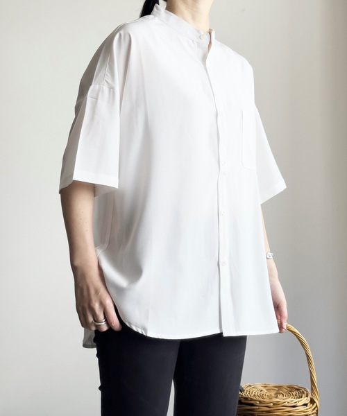 COMMON WARE（コモンウェアー）の「COMMONWARE:PE ルーズフィット バンドカラーシャツ S/S（シャツ/ブラウス・レディース・ホワイト/グリーン/ネイビー/パープル/チャコールグレー/グレイッシュベージュ/サックスブルー/ブラック・L/XL/M）」の2枚目の写真