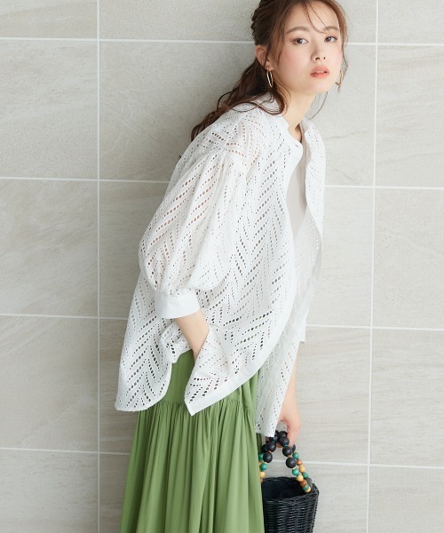 miclat（ミクラ）の「大きいサイズ　カットワークレースシャツ　miclat（シャツ/ブラウス・レディース・ブラウン/ブルー系/オフホワイト・5L/4L/3L/L/LL）」の2枚目の写真