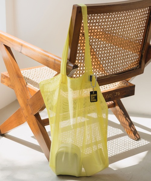 Kastane（カスタネ）の「【A4対応/PC対応】チャーム付きメッシュBAG（トートバッグ・レディース・ブラック/サックスブルー/ピンク/イエロー/アイボリー・FREE）」の4枚目の写真