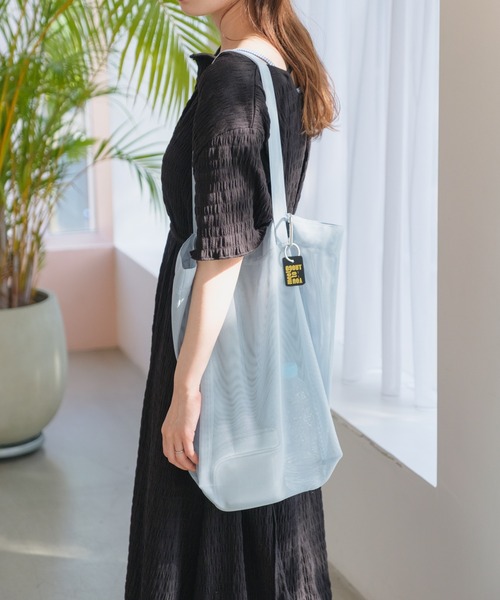 Kastane（カスタネ）の「【A4対応/PC対応】チャーム付きメッシュBAG（トートバッグ・レディース・ブラック/サックスブルー/ピンク/イエロー/アイボリー・FREE）」の13枚目の写真