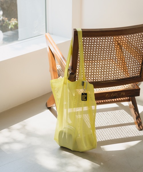 Kastane（カスタネ）の「【A4対応/PC対応】チャーム付きメッシュBAG（トートバッグ・レディース・ブラック/サックスブルー/ピンク/イエロー/アイボリー・FREE）」の7枚目の写真