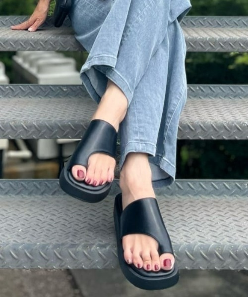 Right-on（ライトオン）の「厚底トングサンダル（サンダル・レディース・ホワイト/ブラック・M/L/XL/S）」の2枚目の写真