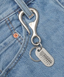 UNIVERSAL OVERALL（ユニバーサルオーバーオール）の「ブランドロゴ プレート付き キーフック（カラビナ型・栓抜き型）（キーケース/キーアクセサリー）」