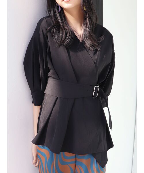 MURUA（ムルーア）の「カシュクールペプラムシャツ（シャツ/ブラウス・レディース・モカ/ホワイト/ブラック・FREE）」の2枚目の写真