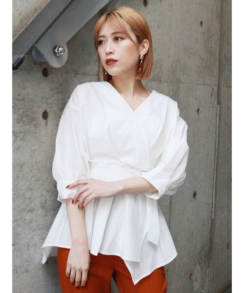 MURUA（ムルーア）の「カシュクールペプラムシャツ（シャツ/ブラウス・レディース・モカ/ホワイト/ブラック・FREE）」の4枚目の写真