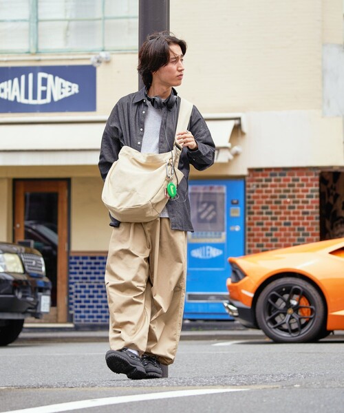 FREAK'S STORE(フリークスストア)の「キャンバス ニュースペーパーバッグ/ワンポイントDカン付き ビッグキャンバス ワークショルダーバッグ(ショルダーバッグ・メンズ・ホワイト/ブラック/ベージュ/オリーブ/ナチュラル・ONE SIZE)」の20枚目の写真