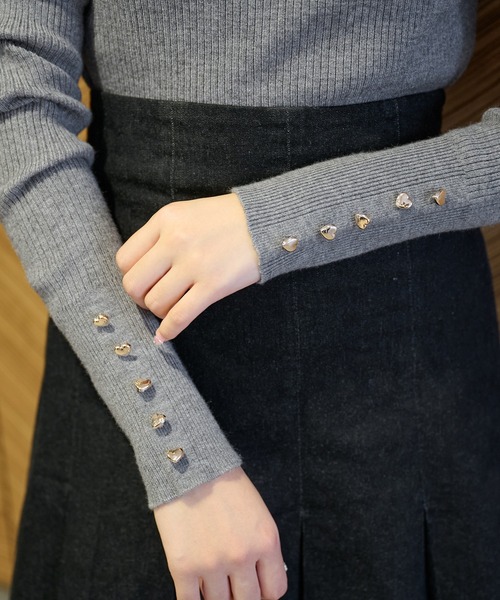 one after another NICE CLAUP（ワンアフターアナザーナイスクラップ）の「ハートボタンハイネックニット（ニット/セーター・レディース・オフホワイト/ブラック/ピンク/杢グレー/ホワイト×ブラック・FREE）」の16枚目の写真