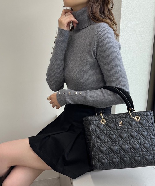 one after another NICE CLAUP（ワンアフターアナザーナイスクラップ）の「ハートボタンハイネックニット（ニット/セーター・レディース・オフホワイト/ブラック/ピンク/杢グレー/ホワイト×ブラック・FREE）」の20枚目の写真