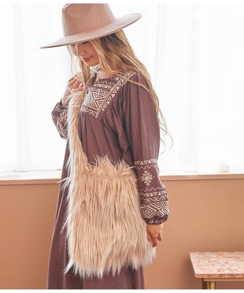 anap mimpi（アナップミンピ）の「シャギーファー スクエア ショルダーバッグ（ショルダーバッグ・レディース・ブラック/ベージュ・FREE）」の3枚目の写真