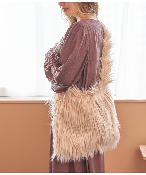 anap mimpi（アナップミンピ）の「シャギーファー スクエア ショルダーバッグ（ショルダーバッグ・レディース・ブラック/ベージュ・FREE）」の4枚目の写真