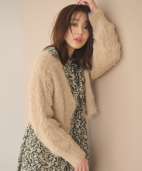 Feroux（フェルゥ）の「【洗える】シャギーショート カーディガン（カーディガン/ボレロ・レディース・レッド系/ベージュ系・F）」の2枚目の写真