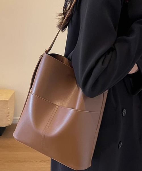 E&C closet…（イーアンドシークローゼット）の「フェイクレザートートバッグ(ポーチ付き)（ショルダーバッグ・レディース・グレイッシュベージュ/ブラック/ブラウン/ダークブラウン/ベージュ・FREE）」の3枚目の写真