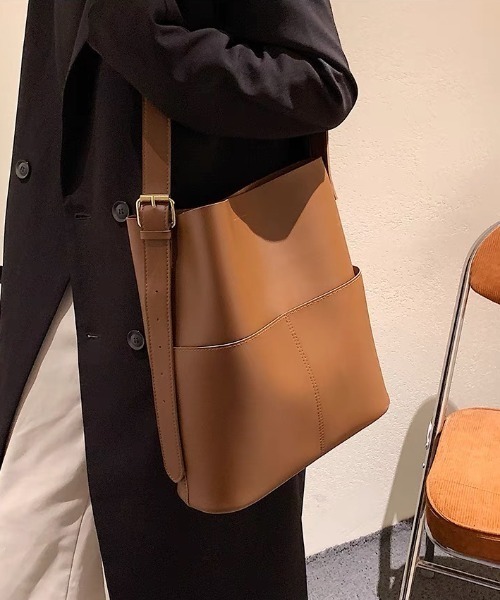 E&C closet…（イーアンドシークローゼット）の「フェイクレザートートバッグ(ポーチ付き)（ショルダーバッグ・レディース・グレイッシュベージュ/ブラック/ブラウン/ダークブラウン/ベージュ・FREE）」の4枚目の写真