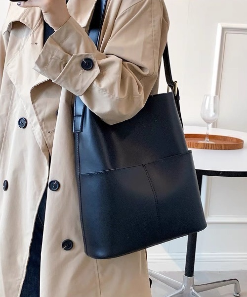 E&C closet…（イーアンドシークローゼット）の「フェイクレザートートバッグ(ポーチ付き)（ショルダーバッグ・レディース・グレイッシュベージュ/ブラック/ブラウン/ダークブラウン/ベージュ・FREE）」の2枚目の写真