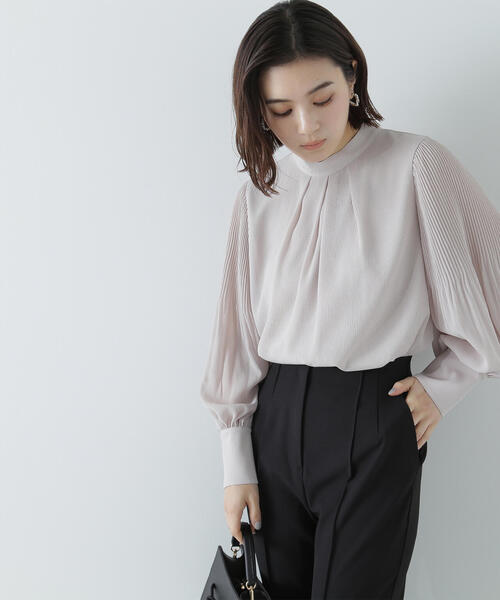 楊柳プリーツブラウス 薄ベージュ タグ付き新品 NATURAL BEAUTY BASIC（ナチュラルビューティーベーシック）の「楊柳