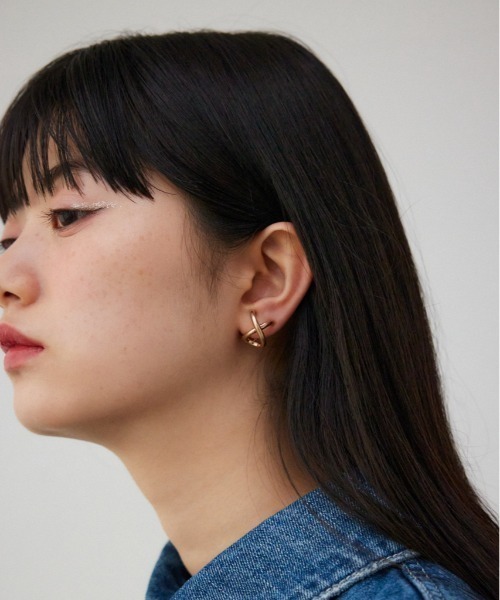 AZUL by moussy(アズールバイマウジー)の「ダルメタルXシェイプドイヤリング(ピアス(両耳用)・レディース・シルバー/ゴールド系その他・FREE)」の1枚目の写真