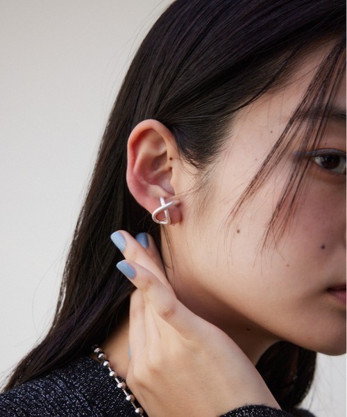 AZUL by moussy(アズールバイマウジー)の「ダルメタルXシェイプドイヤリング(ピアス(両耳用)・レディース・シルバー/ゴールド系その他・FREE)」の2枚目の写真