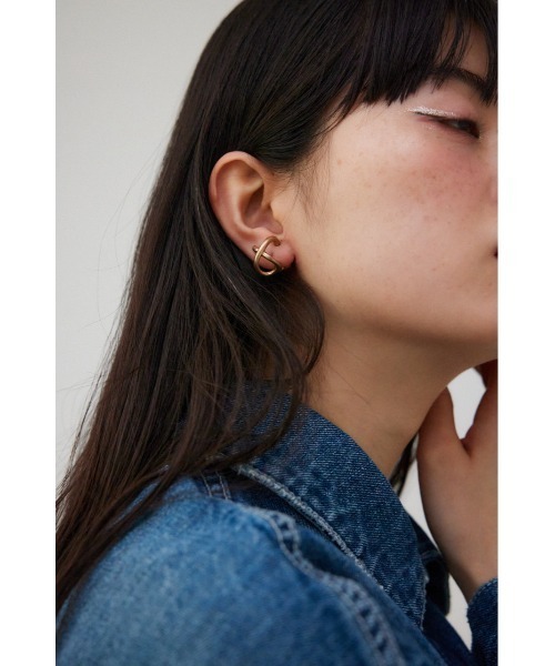 AZUL by moussy(アズールバイマウジー)の「ダルメタルXシェイプドイヤリング(ピアス(両耳用)・レディース・シルバー/ゴールド系その他・FREE)」の4枚目の写真