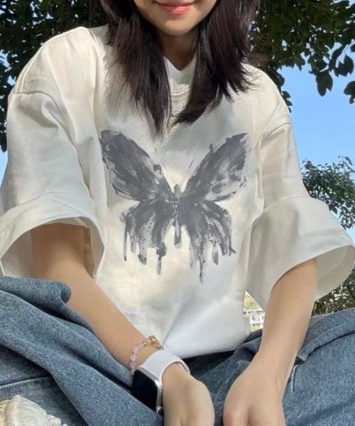 LADY LIKE(レディライク)の「バタフライプリントオーバーサイズTシャツ(Tシャツ/カットソー・レディース・ダークグレー/ブラック/ホワイト/ベージュ・M)」の2枚目の写真