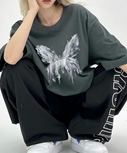 LADY LIKE(レディライク)の「バタフライプリントオーバーサイズTシャツ(Tシャツ/カットソー・レディース・ダークグレー/ブラック/ホワイト/ベージュ・M)」の3枚目の写真