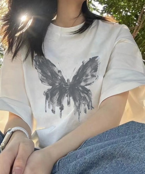 LADY LIKE(レディライク)の「バタフライプリントオーバーサイズTシャツ(Tシャツ/カットソー・レディース・ダークグレー/ブラック/ホワイト/ベージュ・M)」の5枚目の写真