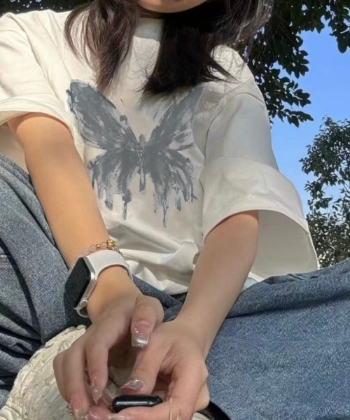LADY LIKE(レディライク)の「バタフライプリントオーバーサイズTシャツ(Tシャツ/カットソー・レディース・ダークグレー/ブラック/ホワイト/ベージュ・M)」の6枚目の写真