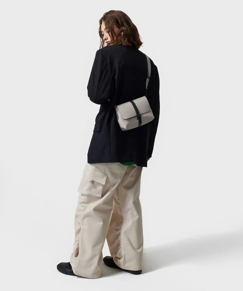 GASTON LUGA(ガストンルーガ)の「GASTON LUGA/ガストンルーガ/SPLASH CROSSBODY BAG(ショルダーバッグ・レディース・グレー/ブラック/ベージュ/チャコールグレー・F)」の14枚目の写真