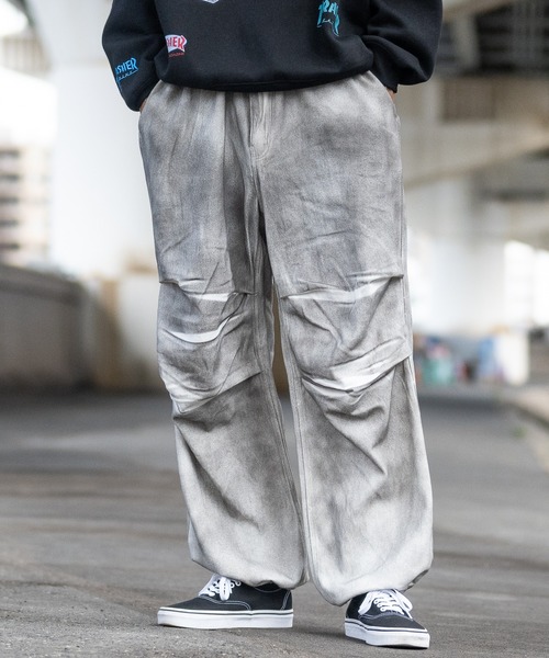 JOHN'S CLOSET（ジョンズクローゼット）の「【13】スプレー/抜染加工 オーバーパンツ（カーゴパンツ・メンズ・ブラック/ダークブラック/ホワイト・MEDIUM/LARGE）」の2枚目の写真