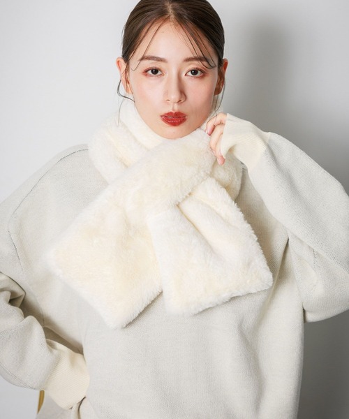 LAKOLE(ラコレ)の「ボリュームファーマフラー / 133099(マフラー・レディース・チャコールグレー/ブラウン/オフホワイト・FREE)」の2枚目の写真