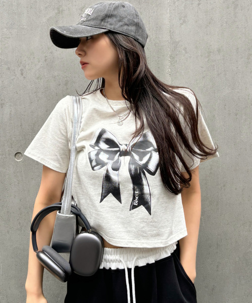 Ada.(エイダ)の「リボンプリント クロップド ショート丈 半袖Tシャツ(Tシャツ/カットソー・レディース・ブラック/サックスブルー/オートミール・FREE)」の2枚目の写真