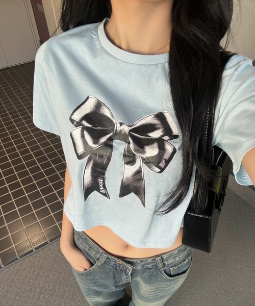 Ada.(エイダ)の「リボンプリント クロップド ショート丈 半袖Tシャツ(Tシャツ/カットソー・レディース・ブラック/サックスブルー/オートミール・FREE)」の3枚目の写真