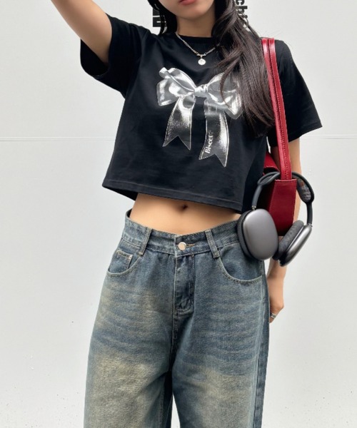 Ada.(エイダ)の「リボンプリント クロップド ショート丈 半袖Tシャツ(Tシャツ/カットソー・レディース・ブラック/サックスブルー/オートミール・FREE)」の1枚目の写真