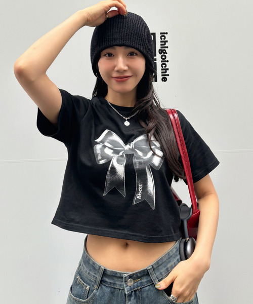 Ada.(エイダ)の「リボンプリント クロップド ショート丈 半袖Tシャツ(Tシャツ/カットソー・レディース・ブラック/サックスブルー/オートミール・FREE)」の5枚目の写真