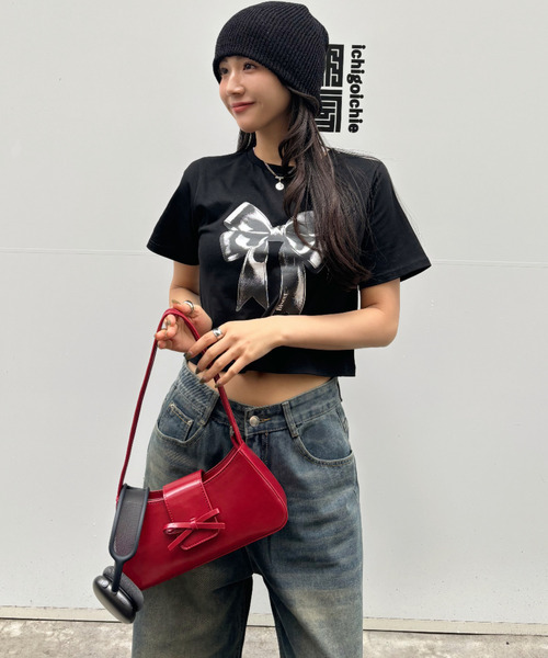 Ada.(エイダ)の「リボンプリント クロップド ショート丈 半袖Tシャツ(Tシャツ/カットソー・レディース・ブラック/サックスブルー/オートミール・FREE)」の4枚目の写真
