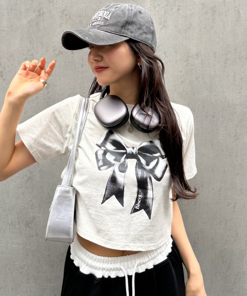 Ada.(エイダ)の「リボンプリント クロップド ショート丈 半袖Tシャツ(Tシャツ/カットソー・レディース・ブラック/サックスブルー/オートミール・FREE)」の6枚目の写真