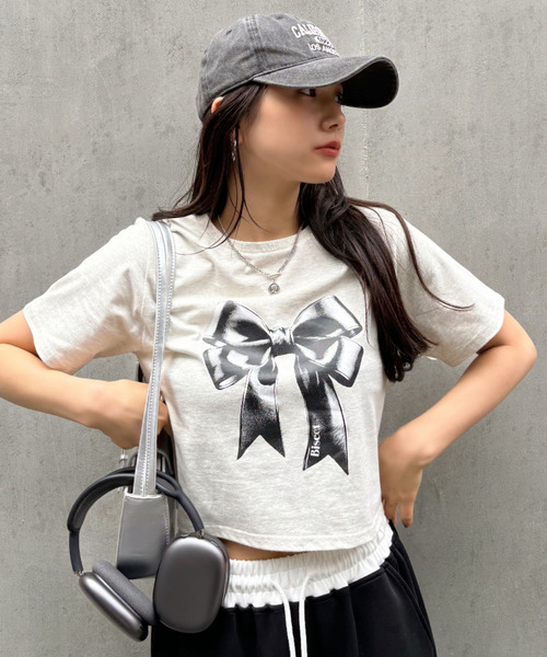 Ada.(エイダ)の「リボンプリント クロップド ショート丈 半袖Tシャツ(Tシャツ/カットソー・レディース・ブラック/サックスブルー/オートミール・FREE)」の15枚目の写真