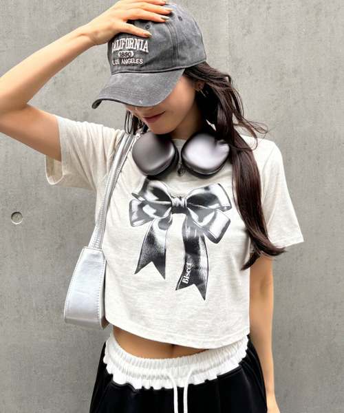 Ada.(エイダ)の「リボンプリント クロップド ショート丈 半袖Tシャツ(Tシャツ/カットソー・レディース・ブラック/サックスブルー/オートミール・FREE)」の14枚目の写真