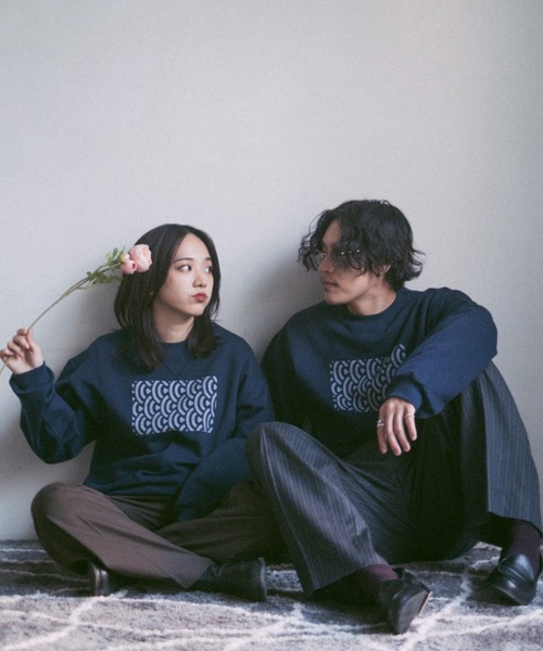 INTER FACTORY(インターファクトリー)の「2/9号室(かおこ&ひろと) - オーバーサイズプリントスウェット (和モダン柄) made in INTER FACTORY(スウェット・メンズ・ネイビー/グレー/アイボリー・MEDIUM/LARGE)」の3枚目の写真