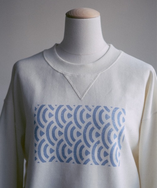 INTER FACTORY(インターファクトリー)の「2/9号室(かおこ&ひろと) - オーバーサイズプリントスウェット (和モダン柄) made in INTER FACTORY(スウェット・メンズ・ネイビー/グレー/アイボリー・MEDIUM/LARGE)」の8枚目の写真