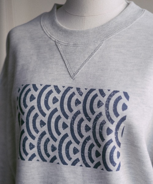 INTER FACTORY(インターファクトリー)の「2/9号室(かおこ&ひろと) - オーバーサイズプリントスウェット (和モダン柄) made in INTER FACTORY(スウェット・メンズ・ネイビー/グレー/アイボリー・MEDIUM/LARGE)」の11枚目の写真