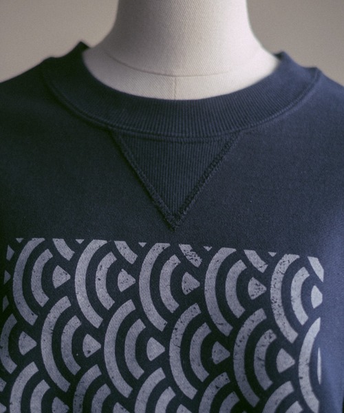 INTER FACTORY(インターファクトリー)の「2/9号室(かおこ&ひろと) - オーバーサイズプリントスウェット (和モダン柄) made in INTER FACTORY(スウェット・メンズ・ネイビー/グレー/アイボリー・MEDIUM/LARGE)」の13枚目の写真