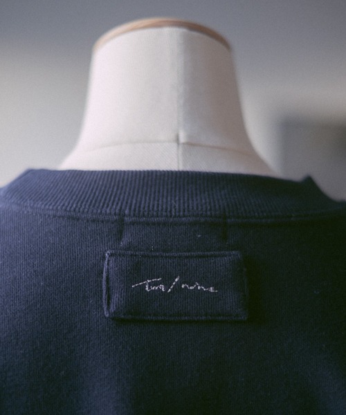 INTER FACTORY(インターファクトリー)の「2/9号室(かおこ&ひろと) - オーバーサイズプリントスウェット (和モダン柄) made in INTER FACTORY(スウェット・メンズ・ネイビー/グレー/アイボリー・MEDIUM/LARGE)」の14枚目の写真